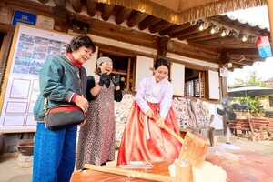 <b>김혜경 여사</b>, 경주서 <b>한복</b>디자이너들과 차담회 가져… "<b>한복</b>의 정체성 ...